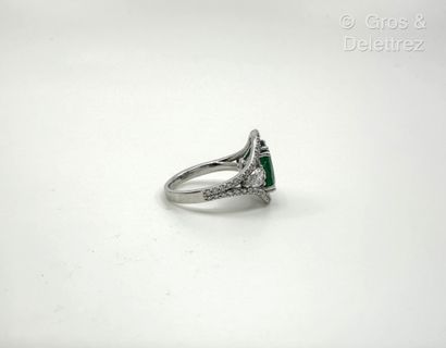 Travail français
Bague bandeau en or gris...