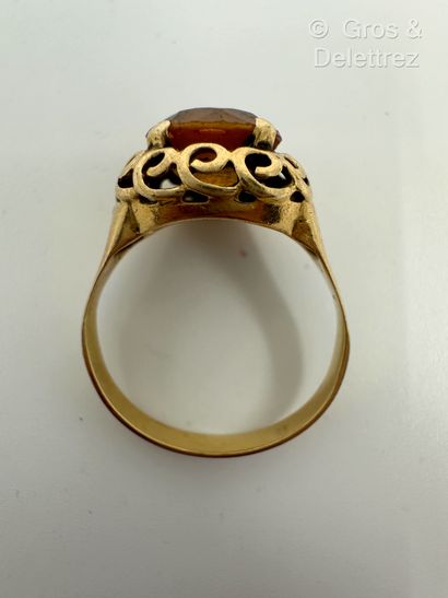 Bague en or jaune 750 millièmes et pierre...
