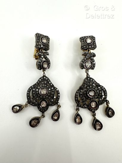 KIRAT YOUNG
Paire de pendants d’oreilles...