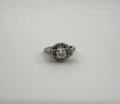 Bague en or gris 750 millièmes centrée d’un...