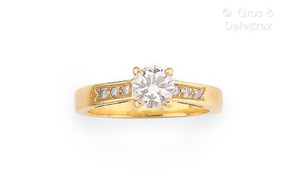 Travail français
Bague solitaire en or jaune...