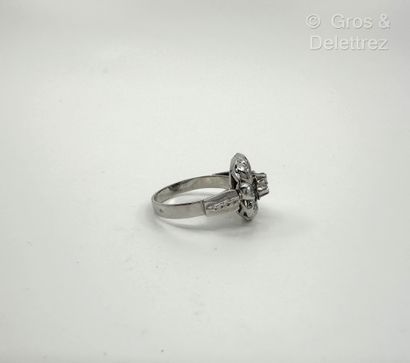 Travail français
Bague « Fleur » en or gris...