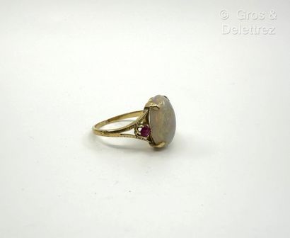 Bague en or jaune 750 millièmes et opale...