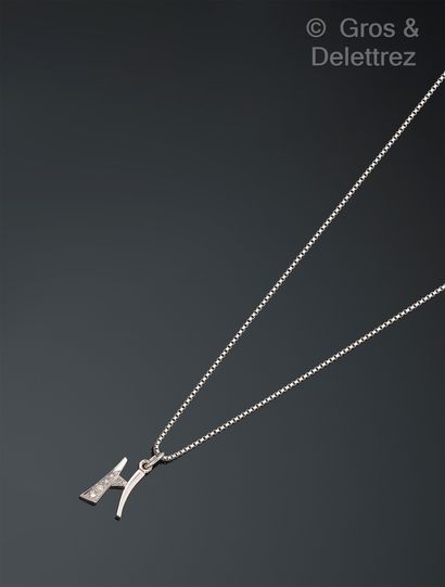 Pendentif « H » en or gris 750 millièmes...