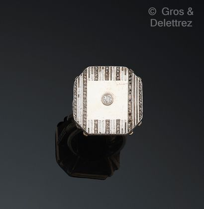 Élément octogonal monté en bague en or gris...