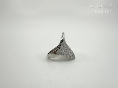Bague bandeau marquise en or gris 750 millièmes...