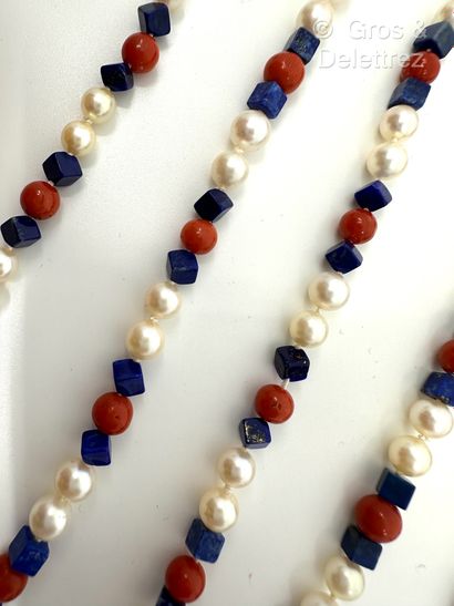 Collier « Cravate » composé d’un rang de...