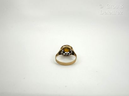 Bague en or jaune 750 millièmes et pierre...