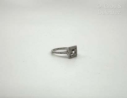 Travail français
Monture de bague en or gris...