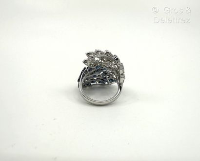 Bague « Plumes » croisée en or gris 750 millièmes,...