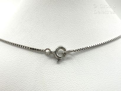 Pendentif « H » en or gris 750 millièmes...