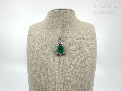 Pendentif feuillagé en or gris 750 millièmes...
