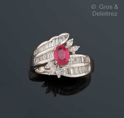 Bague bandeau croisée feuillagée en platine...