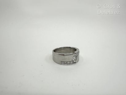 Travail français
Bague bandeau en or gris...