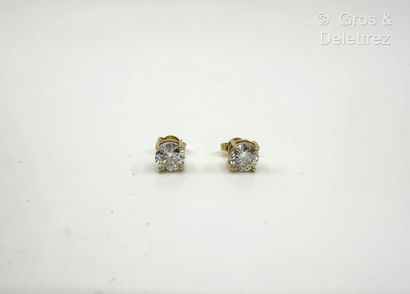 Paire de clous d’oreilles en or jaune 750...