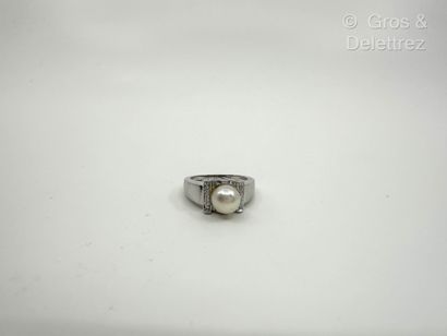 Travail italien
Bague en or gris 750 millièmes...