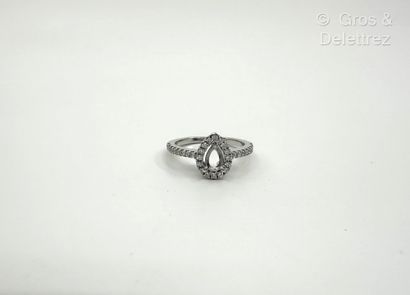 Travail français
Monture de bague en or gris...