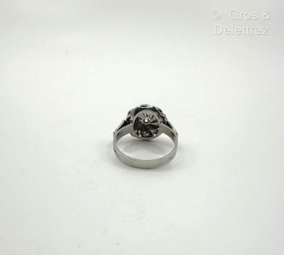 Travail français
Bague « Fleur » en or gris...