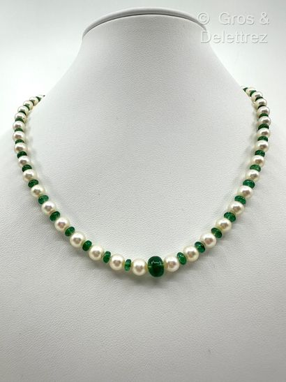 Collier ras-de-cou composé d’une alternance...