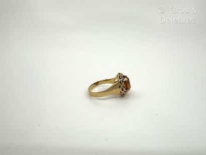 Bague en or jaune 750 millièmes et pierre...