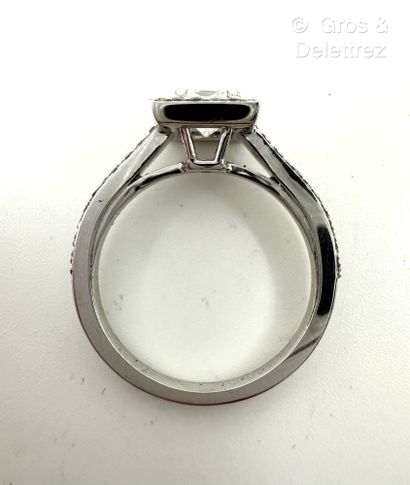 Travail français
Bague solitaire en or gris...