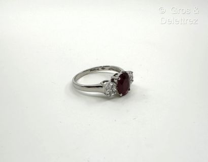LIGNE VENDÔME
Bague en or gris 750 millièmes...
