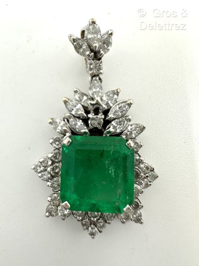 Pendentif feuillagé en or gris 750 millièmes...