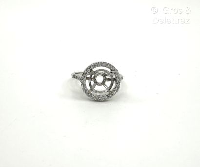 Travail français
Monture de bague en or gris...