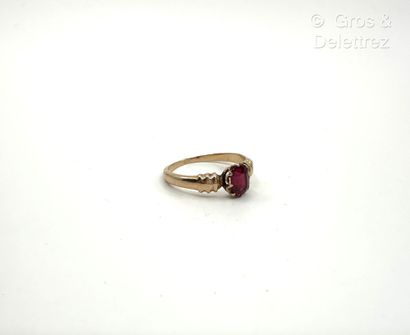 Fine bague en or rose 750 millièmes centrée...