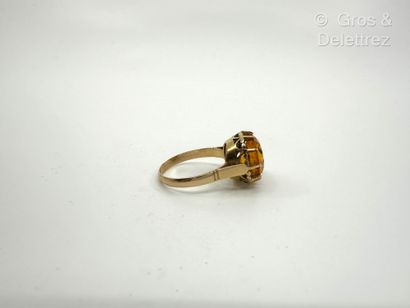 Bague en or jaune 750 millièmes et pierre...