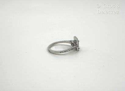 Travail français
Monture de bague en or gris...