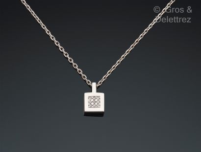 Travail français
Pendentif carré en or gris...
