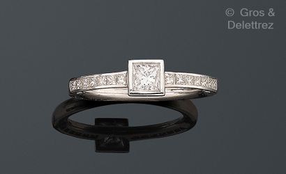 Travail français
Bague solitaire en or gris...