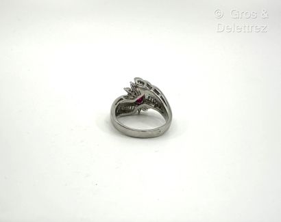 Bague bandeau croisée feuillagée en platine...