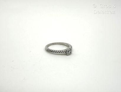Travail français
Bague solitaire en or gris...