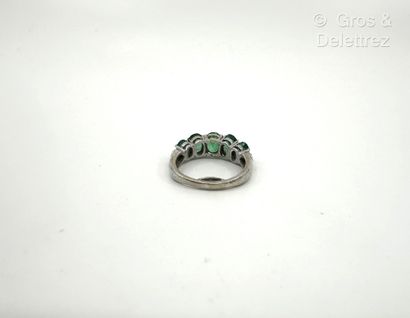 Travail français
Bague jarretière en or gris...