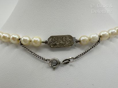 Long collier composé d’un rang de perles...
