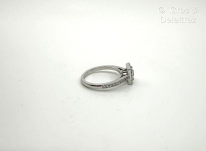 Travail français
Bague solitaire en or gris...