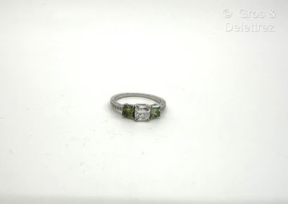 Travail français
Bague en or gris 750 millièmes...