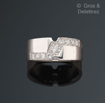 Travail français
Bague bandeau en or gris...