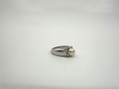 Travail italien
Bague en or gris 750 millièmes...
