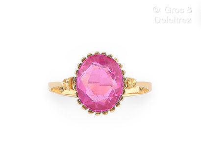 Fine bague en or jaune 750 millièmes et pierre...