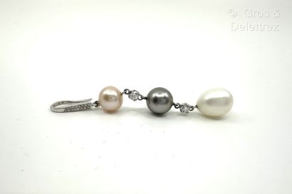 Paire de pendants d’oreilles en or gris 750...