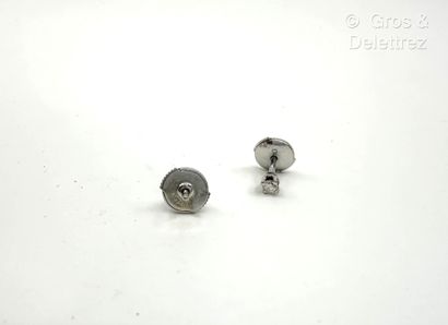 Paire de clous d’oreilles en or gris 750...