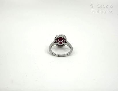 Travail français
Bague pompadour en or gris...