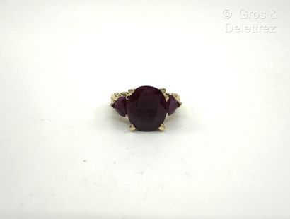 Bague en or jaune 585 millièmes et rubis...