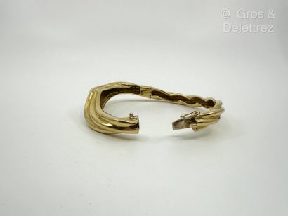 Bracelet jonc rigide ouvrant torsadé en or...