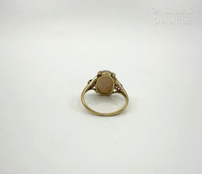 Bague en or jaune 750 millièmes et opale...