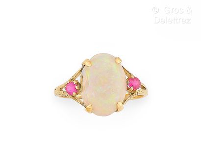 Bague en or jaune 750 millièmes et opale...