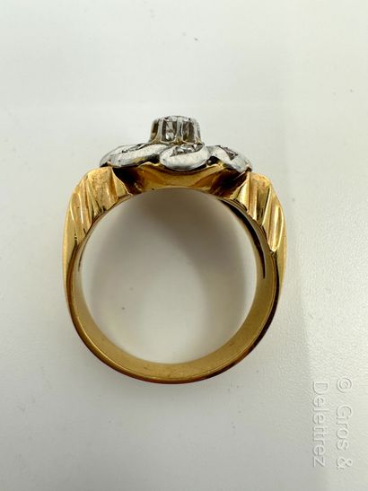 Travail français
Bague « Fleur » en or jaune...